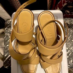 One button missing (not noticable) , worn once , great condition, 4 in. Heel